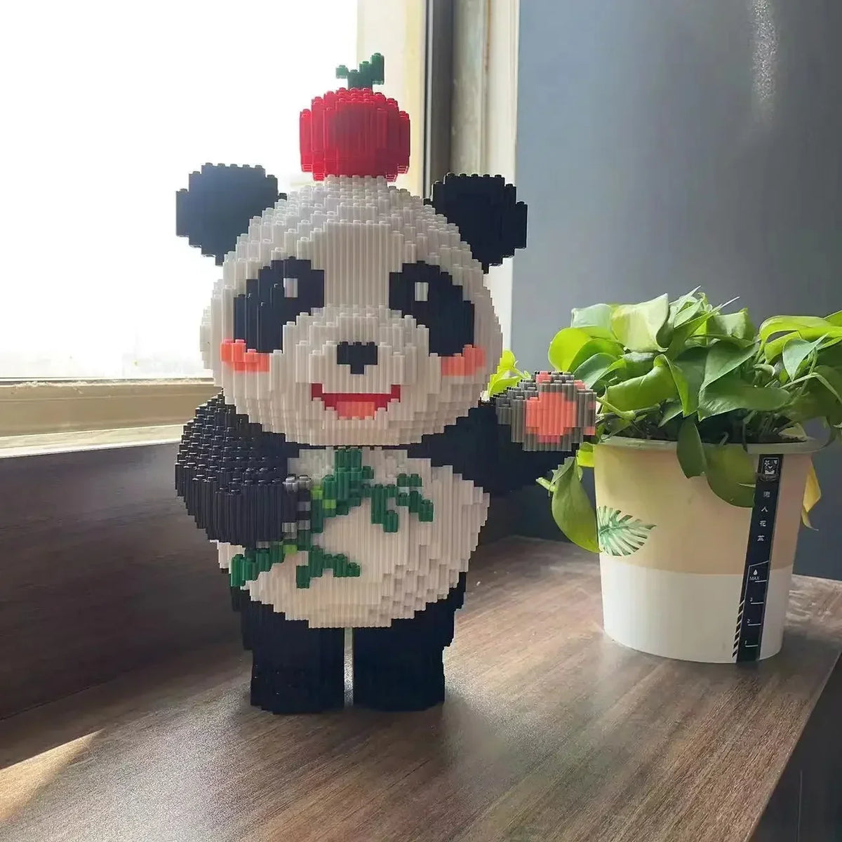 Panda mit Apfel